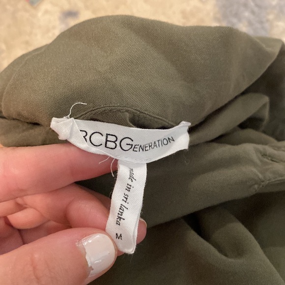 Olive green High low BCBG button front top size medium - Picture 4 of 5